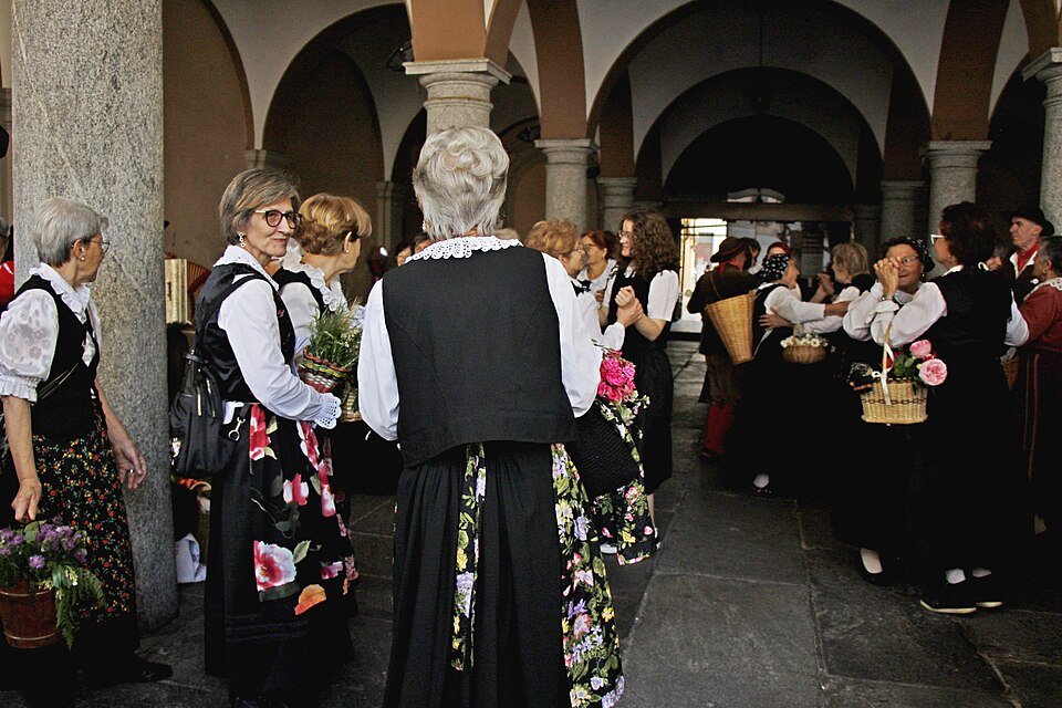 Representación de danzas por grupos folklóricos de Ossola, Piamonte. Monica Rondoni, 3 de junio de 2023; Wikimedia Commons, CC BY-SA 4.0.