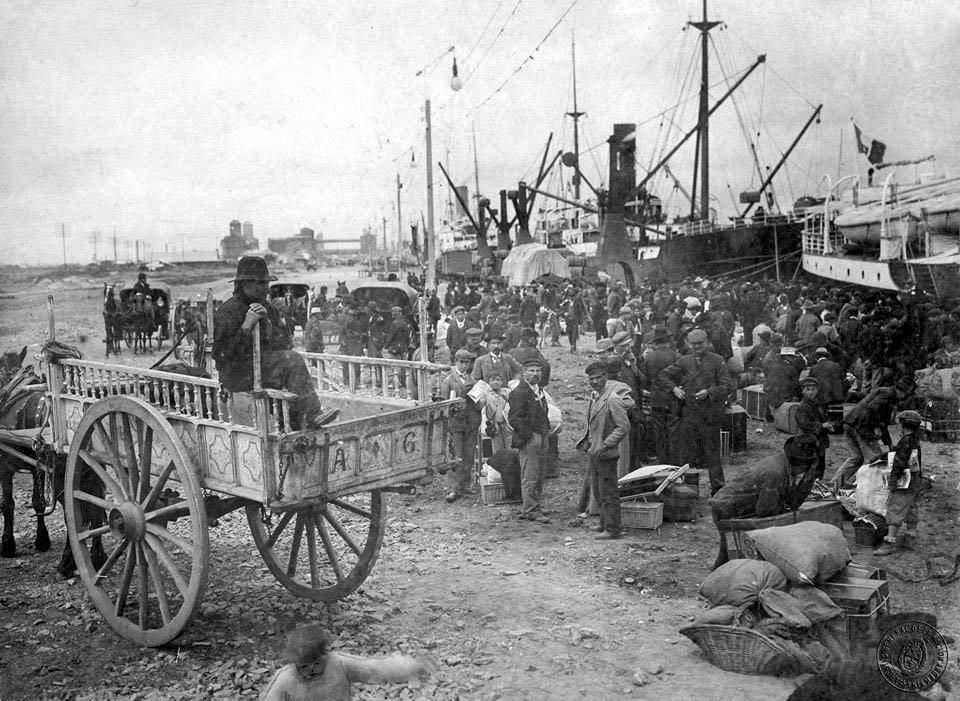 Fotografía histórica de inmigrantes italianos llegando al puerto de Buenos Aires en 1907. Autor desconocido; Archivo General de la Nación Argentina, vía Wikimedia Commons.