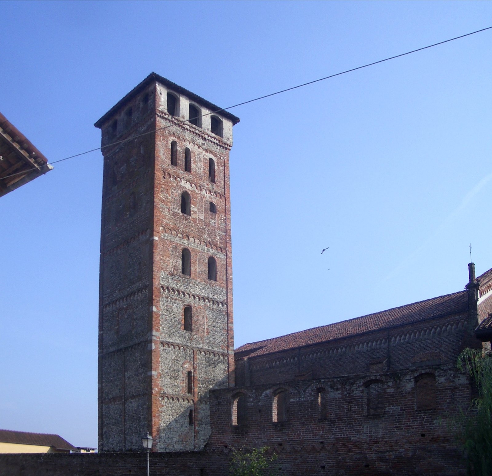 Campanario románico de la abadía de San Nazzaro Sesia, con arcos y franjas de piedra y ladrillo. Foto: Laurom, fecha declarada 2007; Wikimedia Commons.