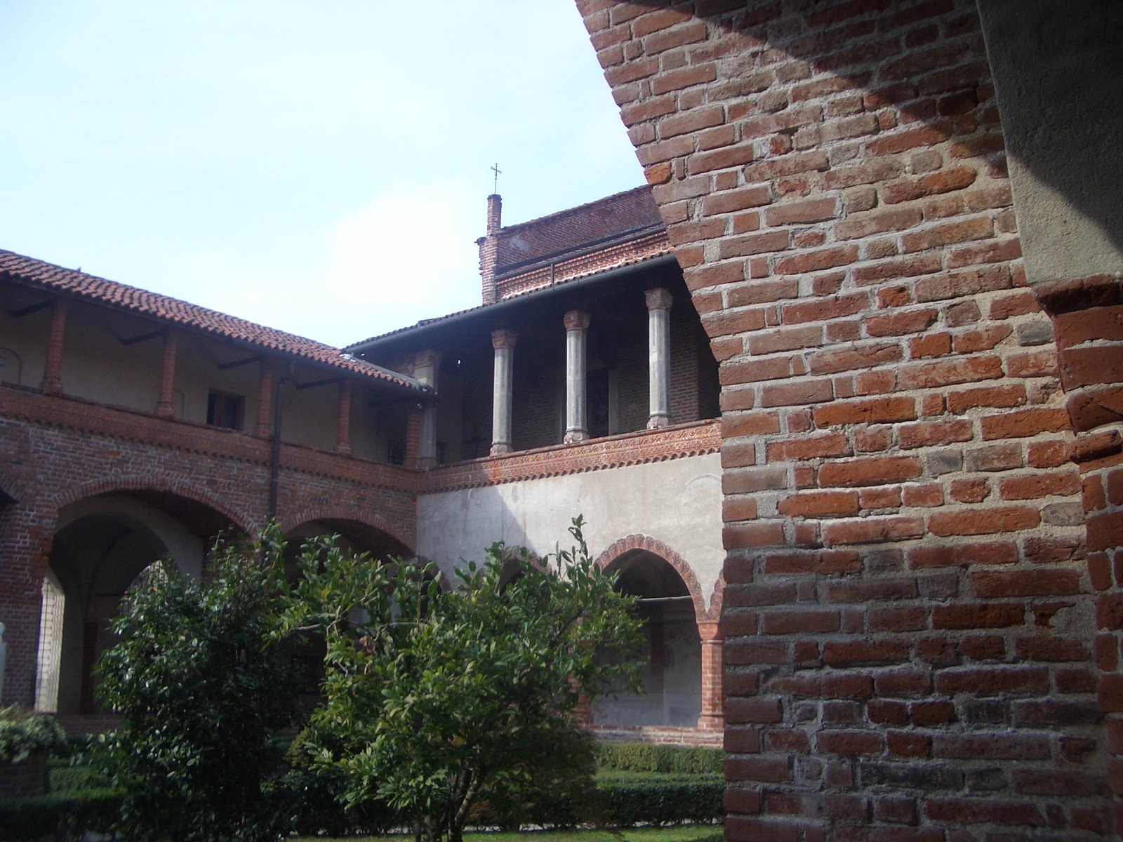 Patio y galerías del claustro de la abadía de San Nazzaro Sesia. Foto: Laurom, fecha declarada 2007; Wikimedia Commons.