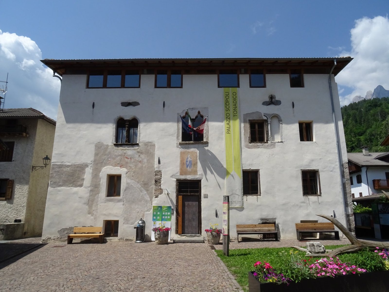 Fachada de Palazzo Scopoli en el centro histórico de Tonadico. Foto: Syrio, 2022; Wikimedia Commons.